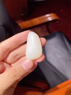 精美的新疆和田玉籽料原石💎籽料羊脂白的一颗天然原籽吊坠🍀形状