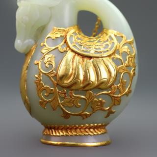 珍品旧藏包金镶嵌和田玉马壶 器形规整,玉质白细,精美绝伦 和田玉马壶