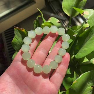 戴对颜色的和田玉手串,晴水色能让手腕显白又提气✨